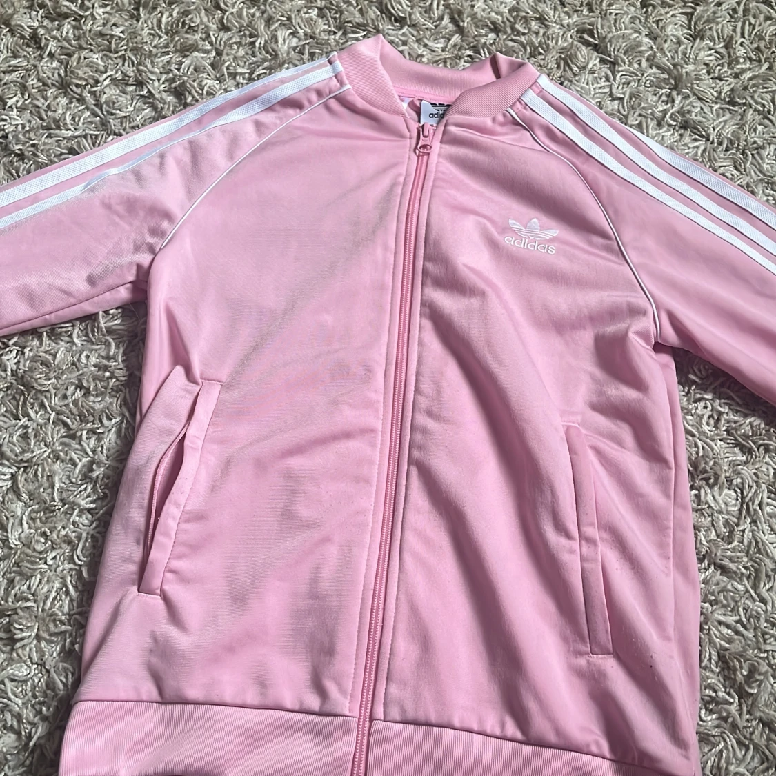 Rosa Adidas träningsbyxor med vita ränder och en matchande tröja till - 4