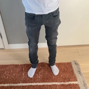 Grå jeansbyxor från Replay - Snygga gråa replay jeans • storlek w34 L36 • skick 7/10 • hål i skrevet!