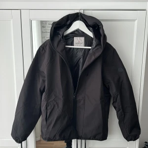 Moncler Jacka  - Säljer denna moncler jacka, helt oanvänd. Priset är inte hugget i sten kom med förslag, fraktar samma dag! Storlek L = 2 i moncler storlek