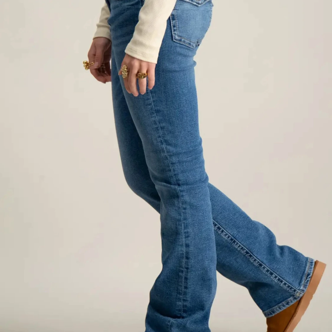 Blå bootcut jeansbyxor - 1