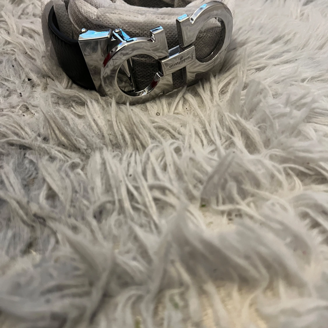 Svart bälte med silverfärgat spänne från Salvatore Ferragamo