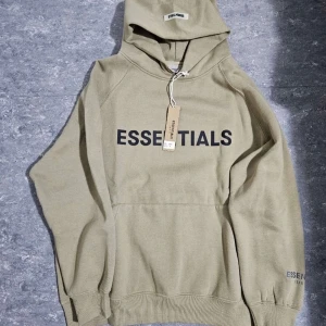 Essentials Fear of God hoodie - Säljer en  Essentials Fear of God hoodie för lågt pris om någon är sugen på att köpa så skriv eller skicka prisförslag 