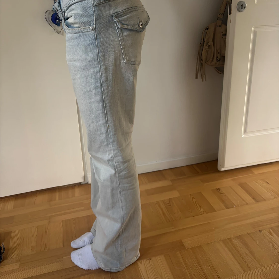 Ljusblå raka jeans - 2