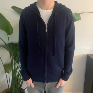Kashmir/Merinoull Zip Hoodie - En riktigt stilig Kashmir/Merinoull Zip Hoodie i storlek M!🌟 Modellen är 179, passar lite längre än det! Bara testad, aldrig använd! Hör av dig vid intresse eller minsta fundering🙏