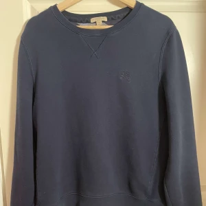 Mörkblå sweatshirt från Burberry - Mörkblå Burberry sweatshirt i mycket gott skick utan hål och fläckar. Skriv för för fler bilder eller frågor. 700kr men kan diskuteras vid snabb affär.