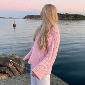 Rosa stickad tröja  - Jättefin rosa tröja som passar nu till sommaren! Slutsåld på hemsidan & går inte att få tag i. Skriv privat för fler bilder eller frågor🩷