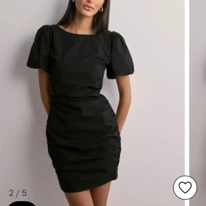 Svart kort puffärmad klänning med öppen rygg - Snygg svart kortklänning med puffärmar och öppen rygg. Endast testad, nypris 500kr. Från Nelly i storlek 34.🤗