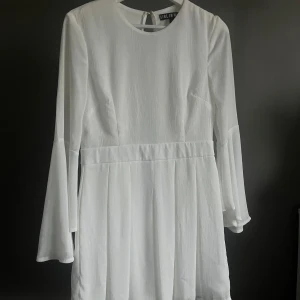 Vit klänning  - Endast använd en gång på skolavslutning