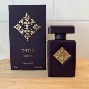 Initio Side Effect Eau de Parfum 90ml (Äkta) - Lyxig parfym från Initio, Side Effect, i en elegant mörklila flaska med fyrkantig form och guldfärgad dekorativ detalj på framsidan. Kommer i matchande ask. Volym: 90 ml Eau de Parfum. Det är ungefär 75-65 ml kvar som visas på andra fotot (kom dm för en mer detaljerad bild)! Passar fint till alla säsonger men speciellt för speciella tillfällen som studenten eller generell skolavslutning, som båda är aktuellt nu! (Nypris 3000kr). Hör gärna av er med egna bud eller frågor! (Har kvitto & order!)