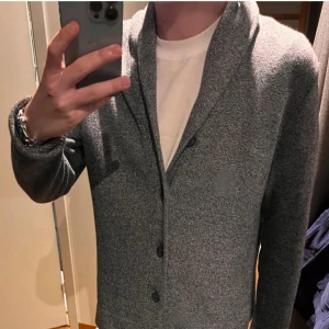 Grå stickad caridgan - Säljer en stilren grå kofta/cardigan. Den är otroligt fet och trendig och bär storleken S. Koftan är ifrån Hm och är klockren nu under vintern. Vid frågor och funderingar är de bara att skrvia