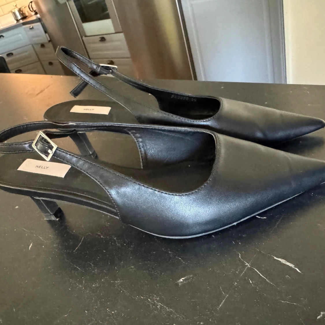 Svarta klackskor med spetsig tå från Nelly - 1