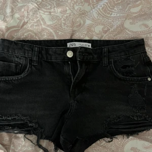 Svarta jeansshorts - Svarta jeansshorts från Zara med fransade kanter och slitningar. Super fina till sommaren. Skriv för fler bilder eller funderingar🩷🩷🩷