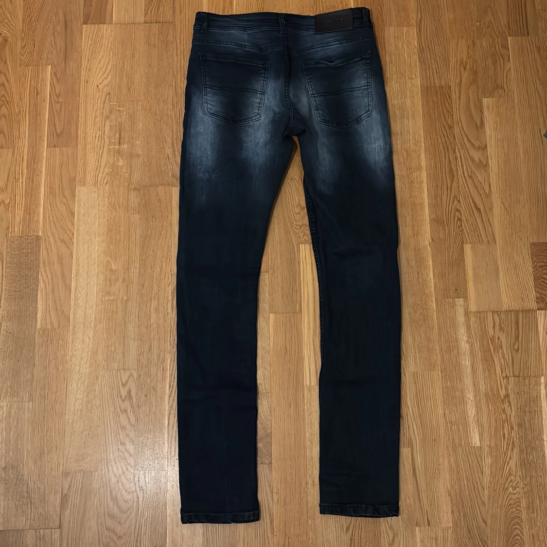 Mörk blå jeansbyxor från Crone - 1