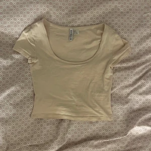 T-shirt - Säljer en beige croppad t-shirt och en lång ärmlös tröja med ränder, båda är från h&m. Storlek XS. 30kr för båda eller 18kr styck.
