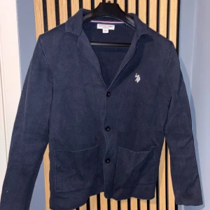 Mörkblå kavaj/overshirt från US Polo ASSASIN - Stilren overshirt från US Polo ASSASIN