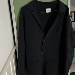 John Henric stickad kavaj - Mörkblå kavaj från John Henric som inte säljs längre. Storlek S men passar S-M