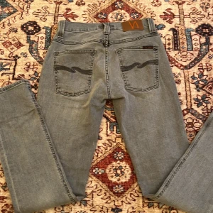 Ljusgrå jeans från Nudie Jeans - Säljer ett par ljusgrå jeans från Nudie Jeans.             I modellen grim Tim.