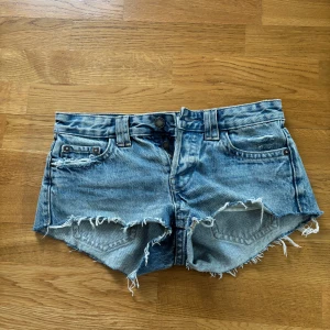 Blå jeansshorts från pull & bear - Säljer mina superfina lågmidjade  jeans shorts från pull & bear eftersom de sitter för tajt på mih tyvärr. Använd fåtal gånger förra sommaren men inget tecken alls på användning! 