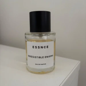 Essnce Irresistible enigma - Irresistble enigma från essnce. Väldigt lite använd som bilden visar