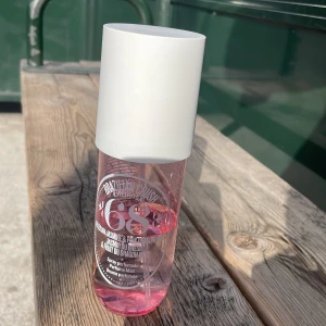 Parfymmist från Sol de Janeiro🩷 240 ML❤️ - En parfymmist i en genomskinlig rosa flaska med vit kork från Sol de Janeiro i Cherierosa. Doften heter 68' och flaskan har tryckt text i vitt. Perfekt för dig som gillar fräscha och tropiska dofter.