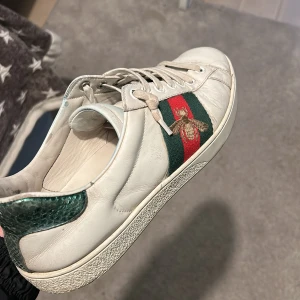 Gucci ace bee - Säljer ett par feta  Gucci ace bee skor. Lite slitna här och var därav det billiga priset.