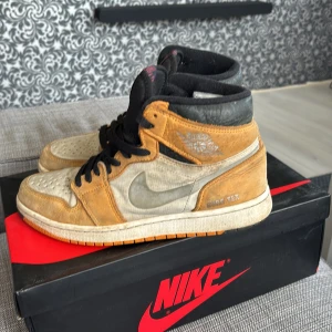 Nike Air Jordan 1 Gore-Tex sneakers i beige och orange - Nike Air Jordan 1 Gore-Tex sneakers med beige och orange ovandel, svarta skosnören och grå Swoosh. Skorna har hög modell och tydlig Nike Air-logga på plösen. Perfekta för dig som vill sticka ut med klassisk streetstyle. Pris kan diskuteras vid snabb affär 