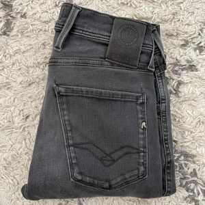 Replay Anbass jeans - Säljer dessa Replay jeans i modellen Anbass! | Skick 9/10 | Nypris +1400kr, säljer endast för 499kr | Hör av dig vid frågor!