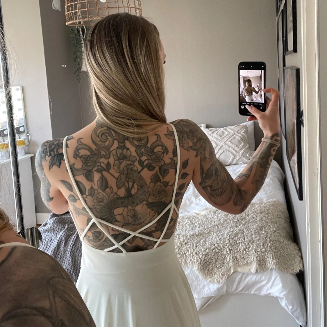 Vit klänning med fina detaljer på ryggen  - 1