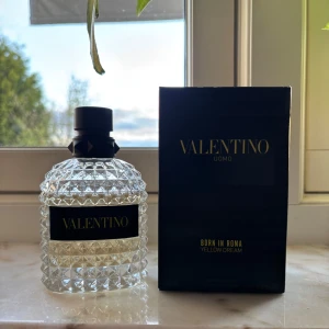 Valentino Born in Roma Yellow Dream - Säljer min Valentino Born in Roma Yellow Dream. Riktigt bra doft till sommaren. Skulle säga att det är ca 70-80ml kvar, se bilderna.