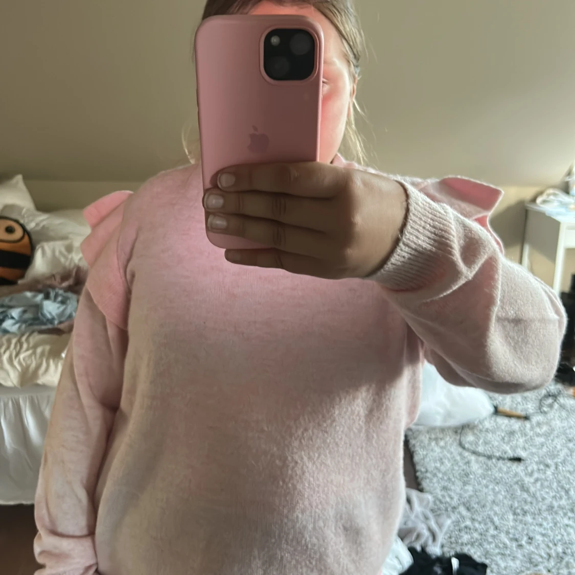 Ljusrosa stickad tröja med volangdetaljer