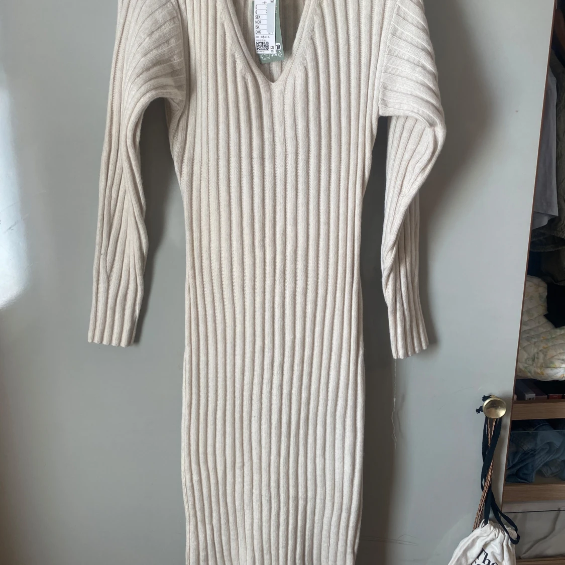 Beige ribbad stickad långklänning med v-ringning