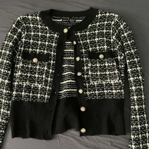 Svart vit kofta från shein  - Super söt kofta den är så skön från shein med fina knappar. Aldrig användt