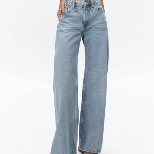 Blå wide leg jeans med hög midja - Snygga blå jeans med hög midja och breda ben. Klassisk femficksmodell med raka sömmar och tidlös tvätt. Perfekta för en avslappnad och trendig look.