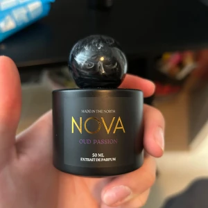 NOVA Oud Passion Extrait de Parfum 50 ml - NOVA Oud Passion är en extrait de parfum med tydliga inslag av oud och passionerade noter. Endast testad 1 gång, doften var inget för mig men väldigt lik Oud maracuja!