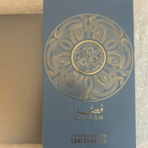 Gissah Imperial Valley parfym - Lyxig parfym från Gissah Signature Collection i doften Imperial Valley.  200ml en kraftfull parfym med friska toppnoter av bergamott och rosa peppar, ett hjärta av oud och amber, samt en bas av mysk, läder och vetiver. En orientalisk, träig doft som varar länge.