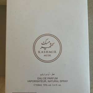 Kashmir Musk  100ml -  Musk Kashmir 100ml är en unisexparfym som kombinerar vit mysk, sandelträ och kryddiga noter för en varm och elegant doftupplevelse. Den passar både dag och kväll, och är särskilt uppskattad under svalare årstider.