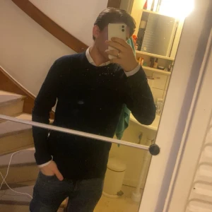 Svart långärmad tröja från Jack % Jones - En enkel svart långärmad tröja från Jack % Jones. Tröjan har rund halsringning och är tillverkad i ett mjukt material som passar perfekt till vardags. Stilren och lätt att matcha med olika outfits. Storlek s, säljer för 150