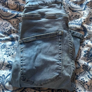 Blåa flare jeans från 157 - Säljer ett par ljusblåa jeans från 157 med flare-ben och stora fickor på sidorna. Modellen heter Snake Flare och har en avslappnad passform med klassisk jeanslook. Perfekta för dig som gillar retrostil och vill ha något bekvämt och snyggt.