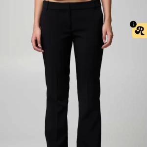 Svarta kostymbyxor med bootcut - Svarta kostymbyxor med bootcut, modellen heter Vera, är från bikbok och har låg midja 🩷