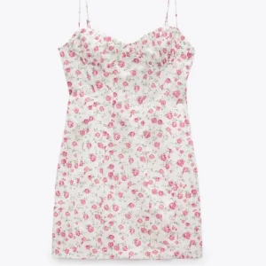 Vit blommig sommarklänning ZARA  - Supersöt vit kortklänning med rosa blommigt mönster och smala axelband. Perfekt inför sommaren och sommarfester, aldrig använd och mycket bra kvalité. Hör av dig om du har frågor! ❤️❤️