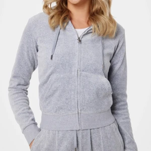 Hoodie Juicy Couture  - Säljer en ljusgrå hoodie från Juicy Couture!💗använd ca 5 gånger 💗