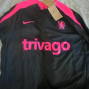 Nike tracksuit  - Chelsea track suit i storlek M. Aldrig använd!!! Fick 2 när jag beställde och har endast använt den andra fåtal gånger. Funkar för båda kön. Original tag men inte kartong. Kontakta vid frågor.