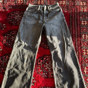 svart Baggy jeansbyxor från Acne Studios - Säljer ett par svarta baggy jeansbyxor från Acne Studios med klassisk femficksdesign och Baggy ben. Byxorna har Baggy passform och hög midja, perfekta för en stilren och avslappnad look. Aldrig använda, Köpte på acne studios stockholm för nästan 2000, vill bara bli av med