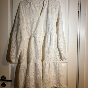 Vit studenklänning - En krämvit studentklänning i gott skick, använd på min motagning endast. Storlek xs men jag är i vanliga fall en M så denna passar nog rätt så många beroende på hur man vill att den sitter. 