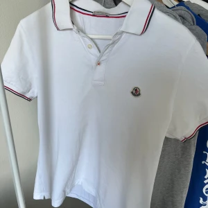 Moncler piké - Tjena säljer min moncler piké | väldigt bra skick | säljer pga för liten | tags medföljer | självklart äkta (be om mer bilder om så behövs) 