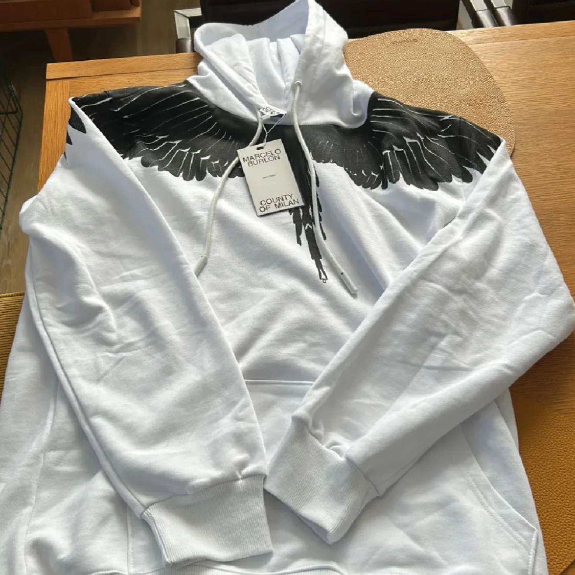 Grön hoodie från Lanvin och vit från marcelo burlon - 1