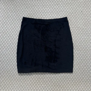 Svart miniskirt - Svart stilren kjol, använd en gång och normal i storlek, passar mig som är S/M men passade även som XS på mig. 🪩Går både att ha låg och högmidjad 
