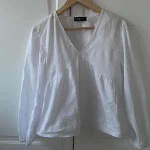 Vit v-ringad blus från Missay! - Jag säljer min jättesöta, långärmade, vita blus från butiken Missay (Finns ingen hemsida). Jag har använt den ca 3 gånger, så den är i väldigt fint skick! Varför jag säljer den är för att jag inte använder den längre!💝
