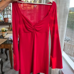 Röd klänning - Säljer en röd klänning från Nelly med långa ärmar och har ett fint skimmer🥰 Använd fåtal gånger, så den är i ett väldigt fint skick☺️