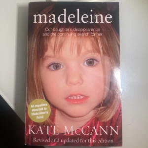 Madeleine Mccanns försvinnande - Boken 'madeleine' av Kate McCann handlar om försvinnandet av hennes dotter och den fortsatta sökningen efter henne. Omslaget har en bild på Madeleine och texten är tryckt i vitt och rött på framsidan och ryggen. Boken är på engelska och har ett mjukt omslag. Boken är aldrig använd men en helt otrolig upplevelse!!!